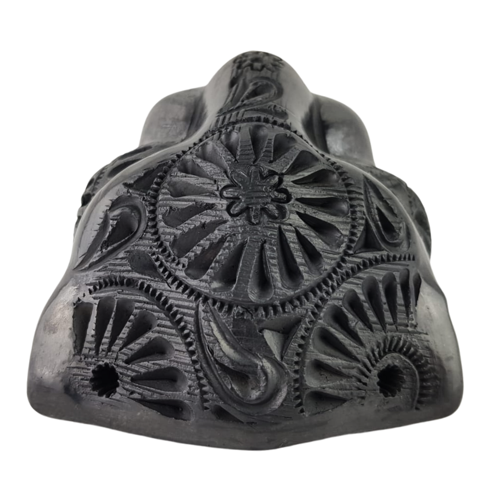 Cabeza de jaguar elaborado con barro negro, en Oaxaca