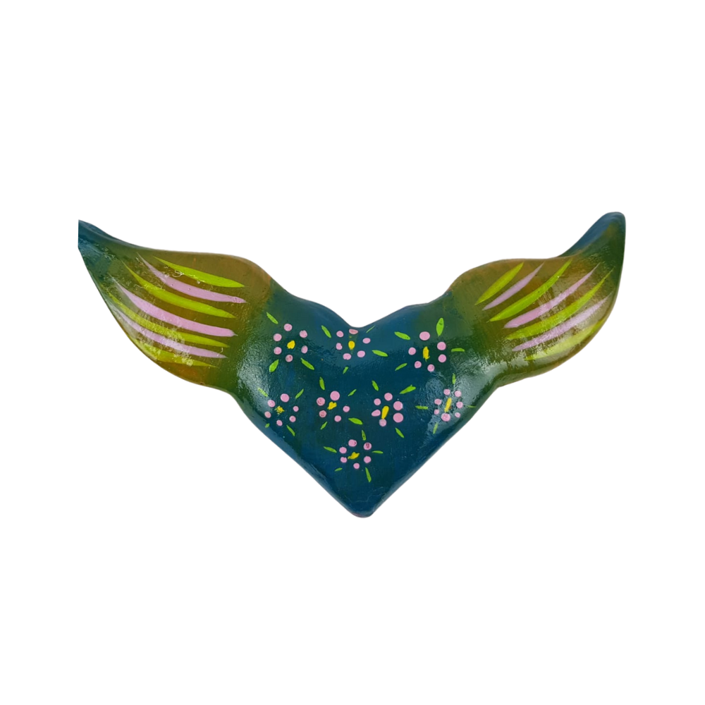 Imán de barro betus con forma  de corazón alado y milagrito