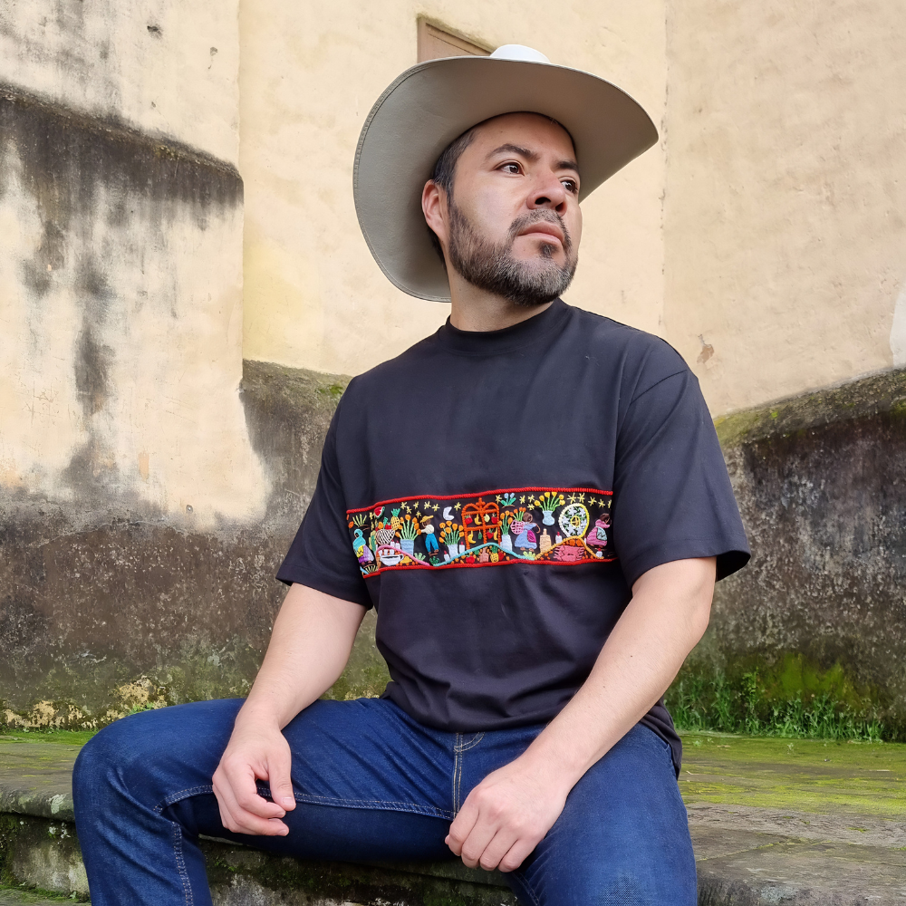 Playera mexicana noche de muertos, bordada a mano por artesanos michoacanos