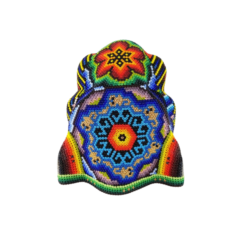 Cabeza de jaguar hecha de madera tallada a mano y decorada con motivos wixárika