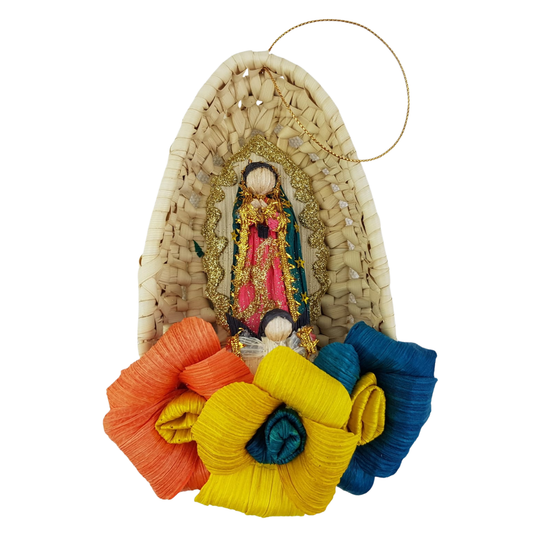 Virgen de Guadalupe en esfera navideña, elaborada de totomoxtle, hoja de maíz