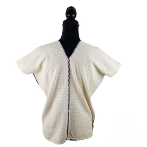 Blusa tipo huipil elaborado en San Juan Cotzocón, Oaxaca