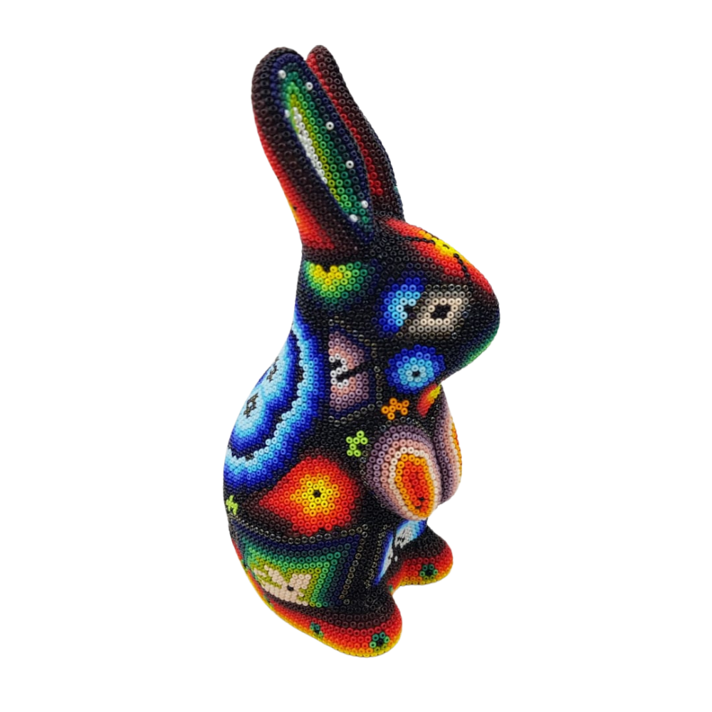 Conejo sentado, hecho de papel maché con motivos Wixárica