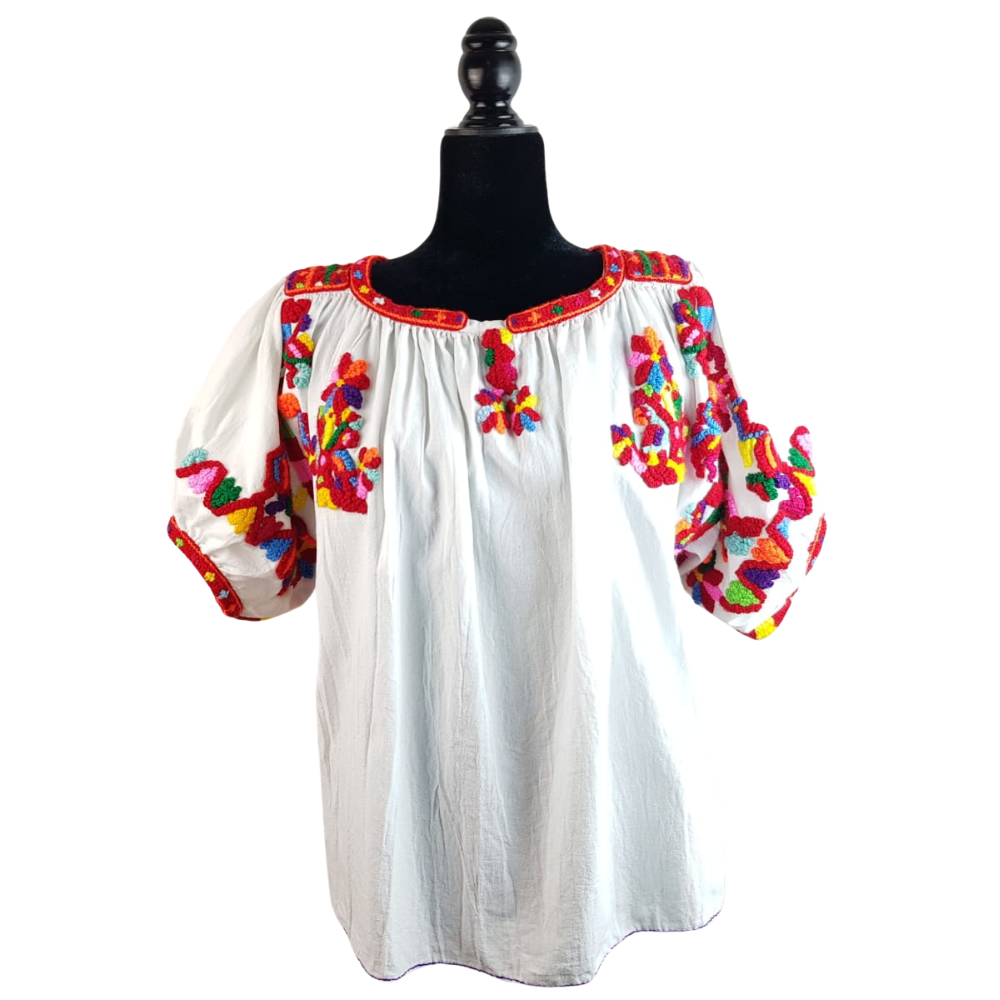 Blusa náhuatl de punto de cruz alzado, con bordados de flora y fauna
