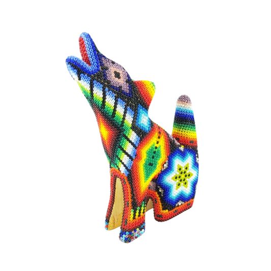 Lobo aullando decorado con motivos wixárika