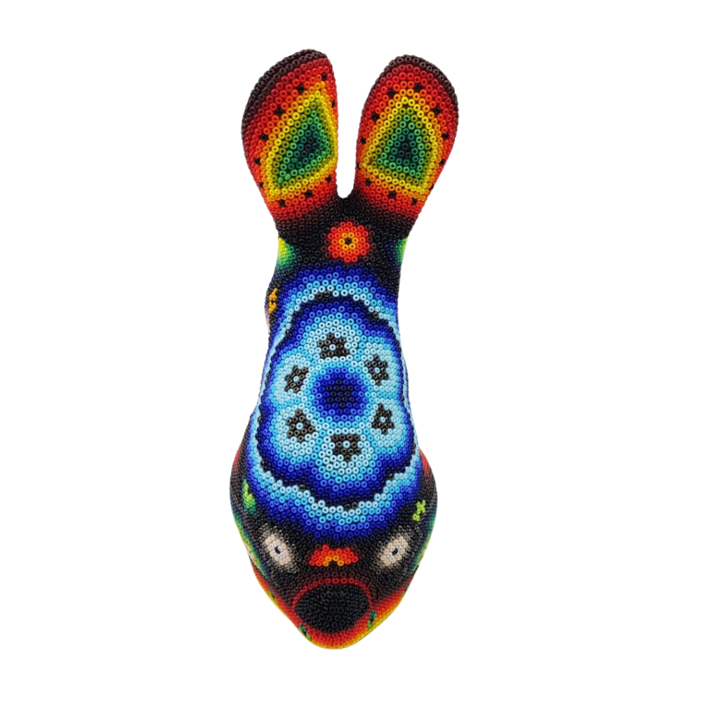 Conejo sentado, hecho de papel maché con motivos Wixárica