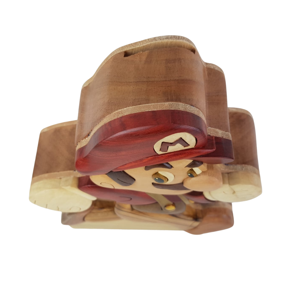 Alcancía de madera de Mario Bros, elaborada con la técnica de intarsia