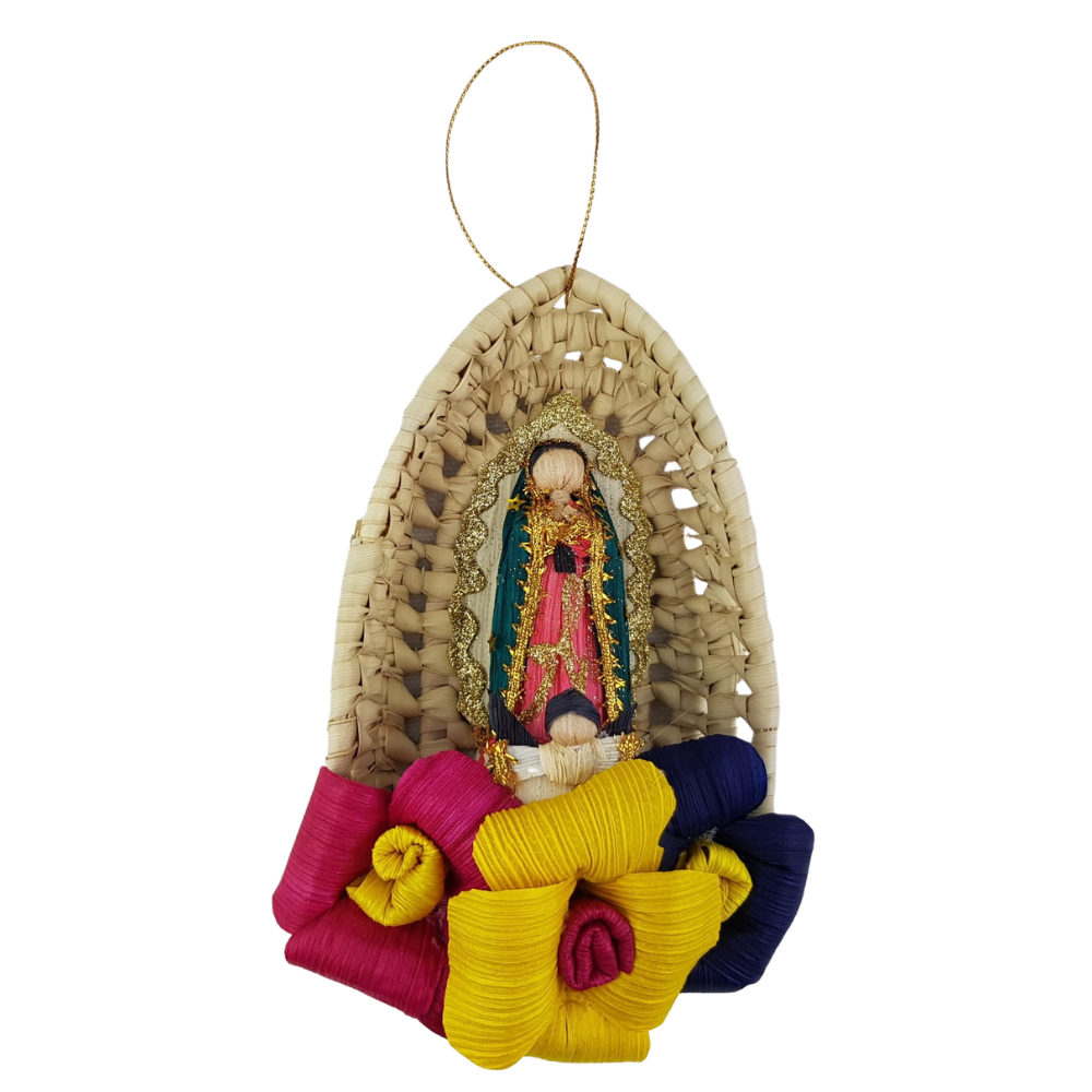 Virgen de Guadalupe en esfera navideña, elaborada de totomoxtle, hoja de maíz