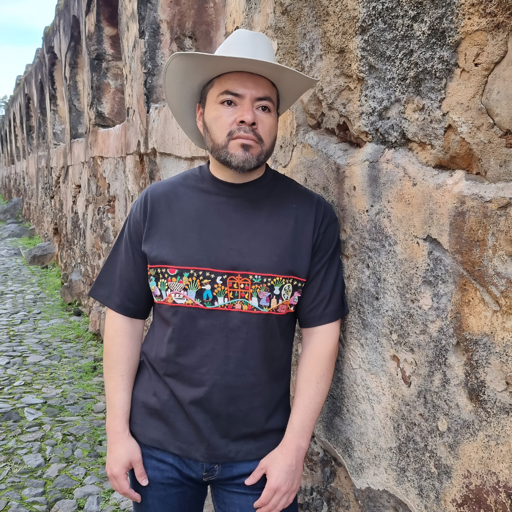 Playera mexicana noche de muertos, bordada a mano por artesanos michoacanos