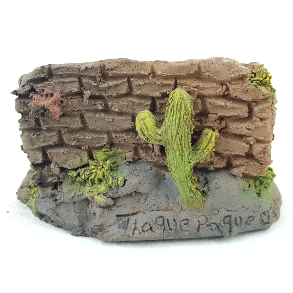 Maceta de barro con forma de casa hecha por Norma Ramírez