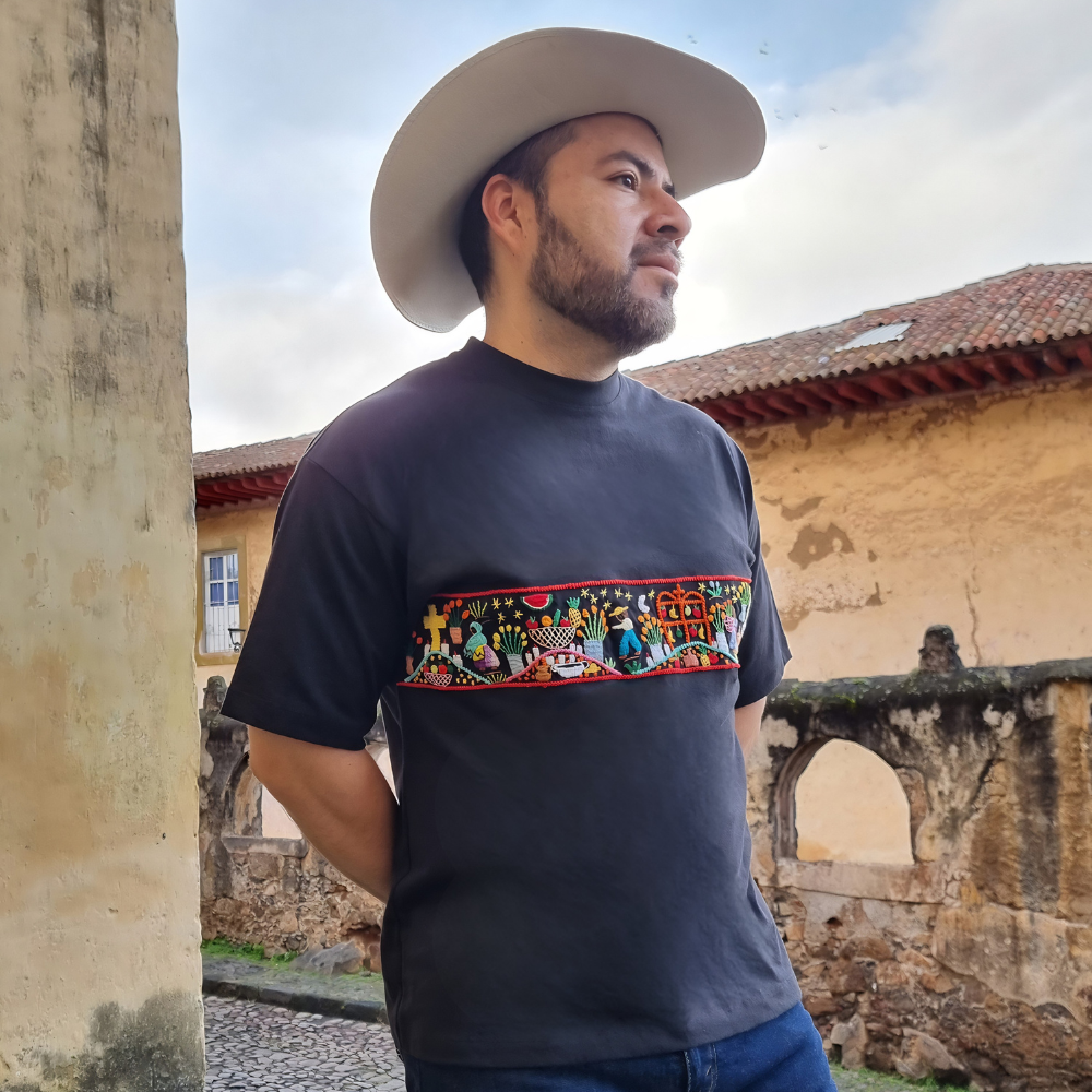 Playera mexicana noche de muertos, bordada a mano por artesanos michoacanos