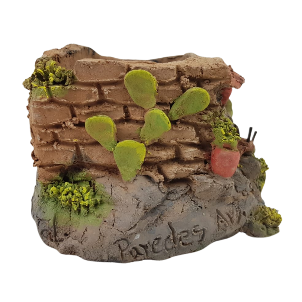 Maceta de barro con forma de casa hecha por Norma Ramírez