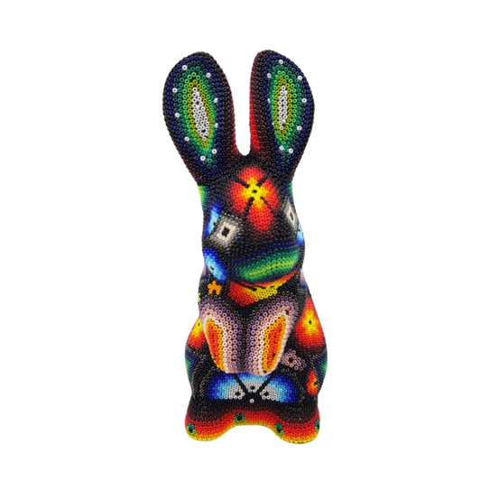 Conejo sentado, hecho de papel maché con motivos Wixárica