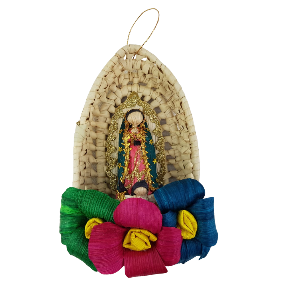 Virgen de Guadalupe en esfera navideña, elaborada de totomoxtle, hoja de maíz