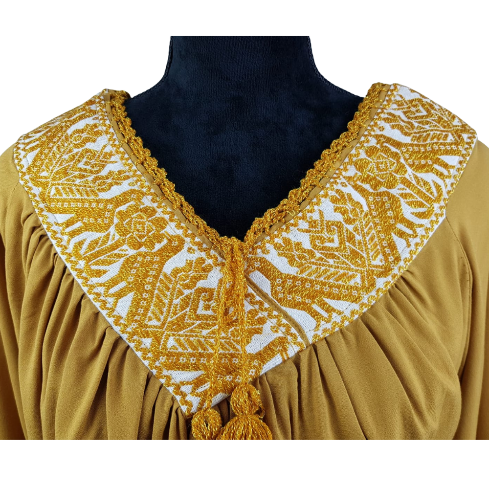 Blusa fresca de rayón con bordado de hilván tradicional de Puebla y manga 3/4