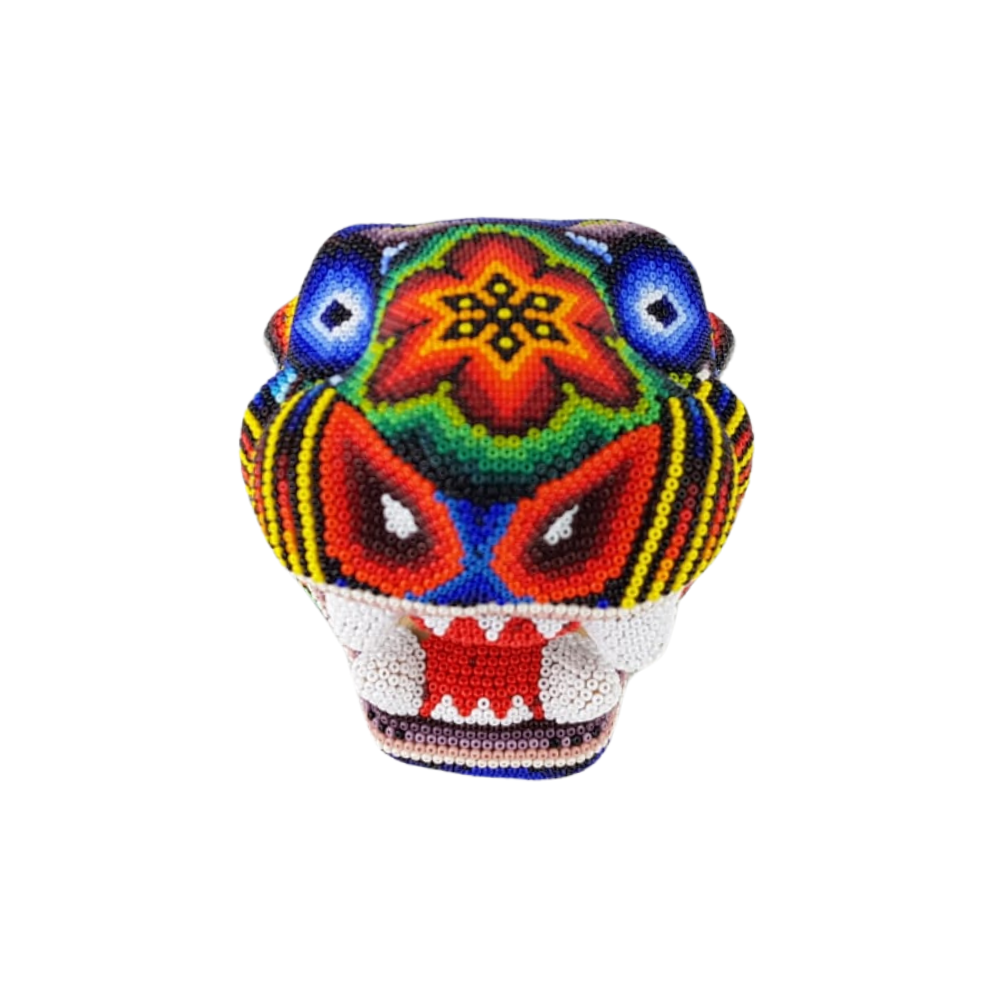 Cabeza de jaguar hecha de madera tallada a mano y decorada con motivos wixárika