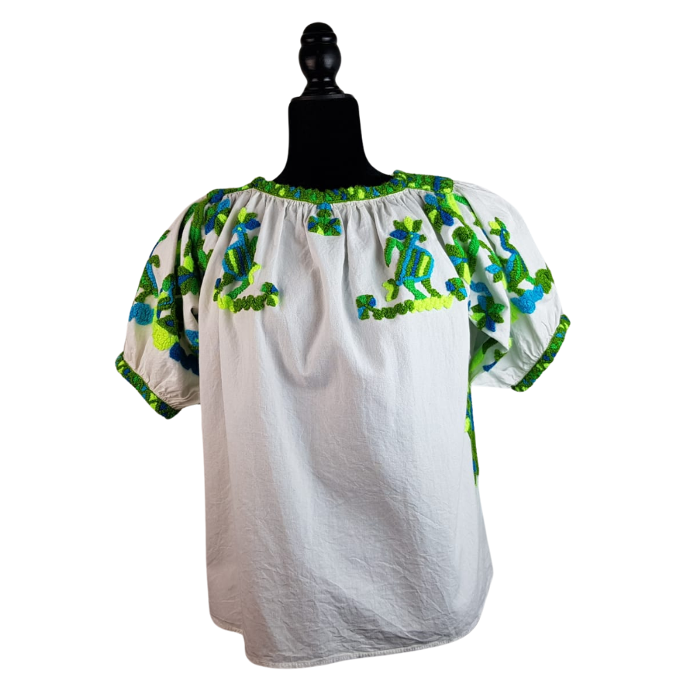 Blusa náhuatl de punto de cruz alzado, con bordados de flora y fauna