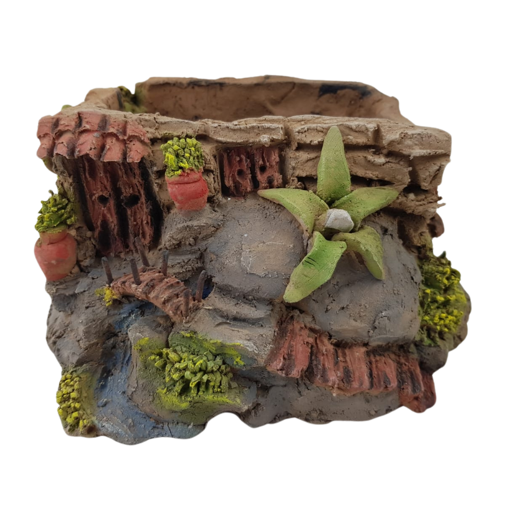 Maceta de barro con forma de casa hecha por Norma Ramírez