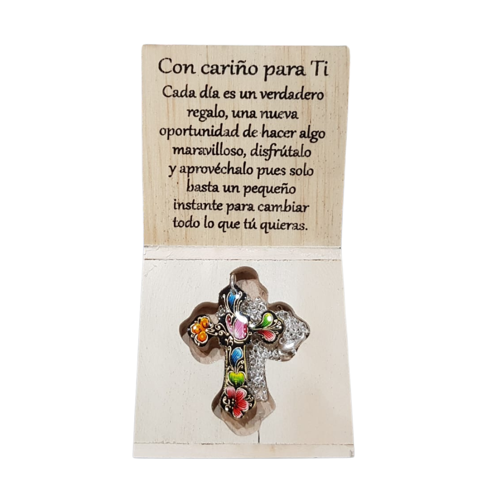 Relicario corazón o cruz en caja decorado con laca perfilada con mariposas y flores