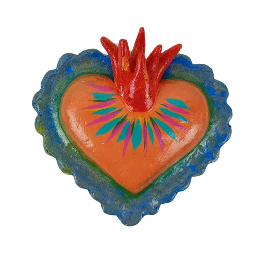 Imán de barro betus con forma  de corazón alado y milagrito