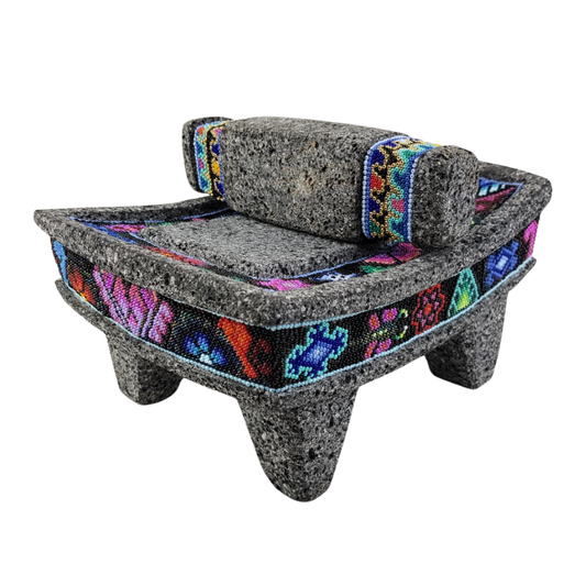 Metate de piedra volcánica con decoración wixárika
