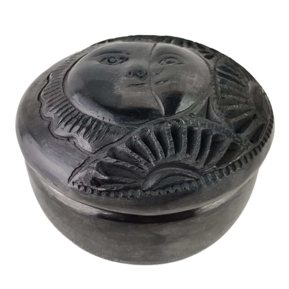 Joyero mediano de barro negro decorado con hermosos calados