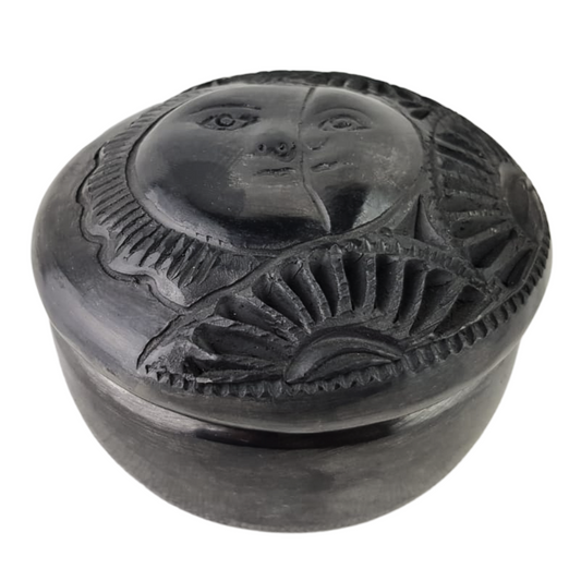 Joyero mediano de barro negro decorado con hermosos calados