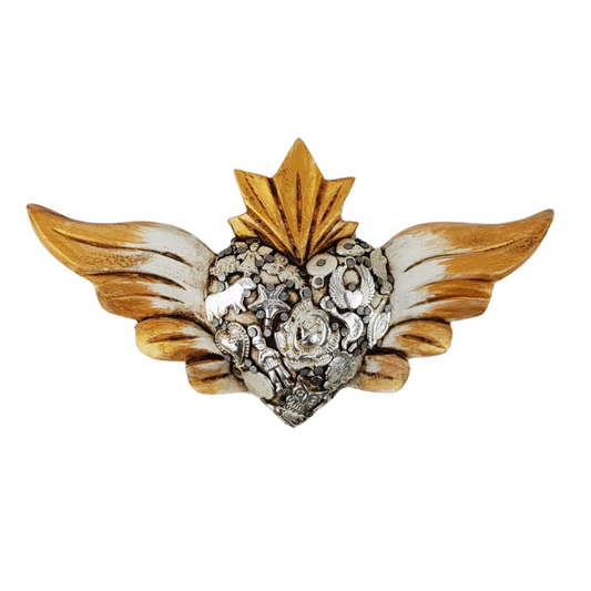 Corazón alado de madera decorado con milagritos