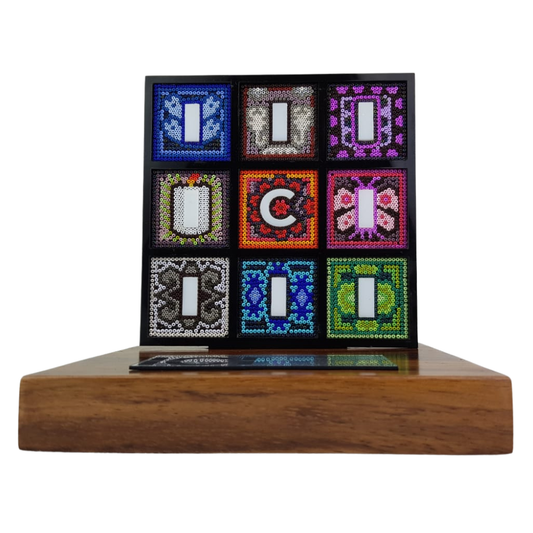 Reconocimiento con artesanía mexicana. Logotipo empresarial decorado con arte wixárika, en trofeo con base de madera y placa metálica personalizada