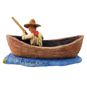 Maceta de barro con forma de canoa hecha por Norma Ramírez