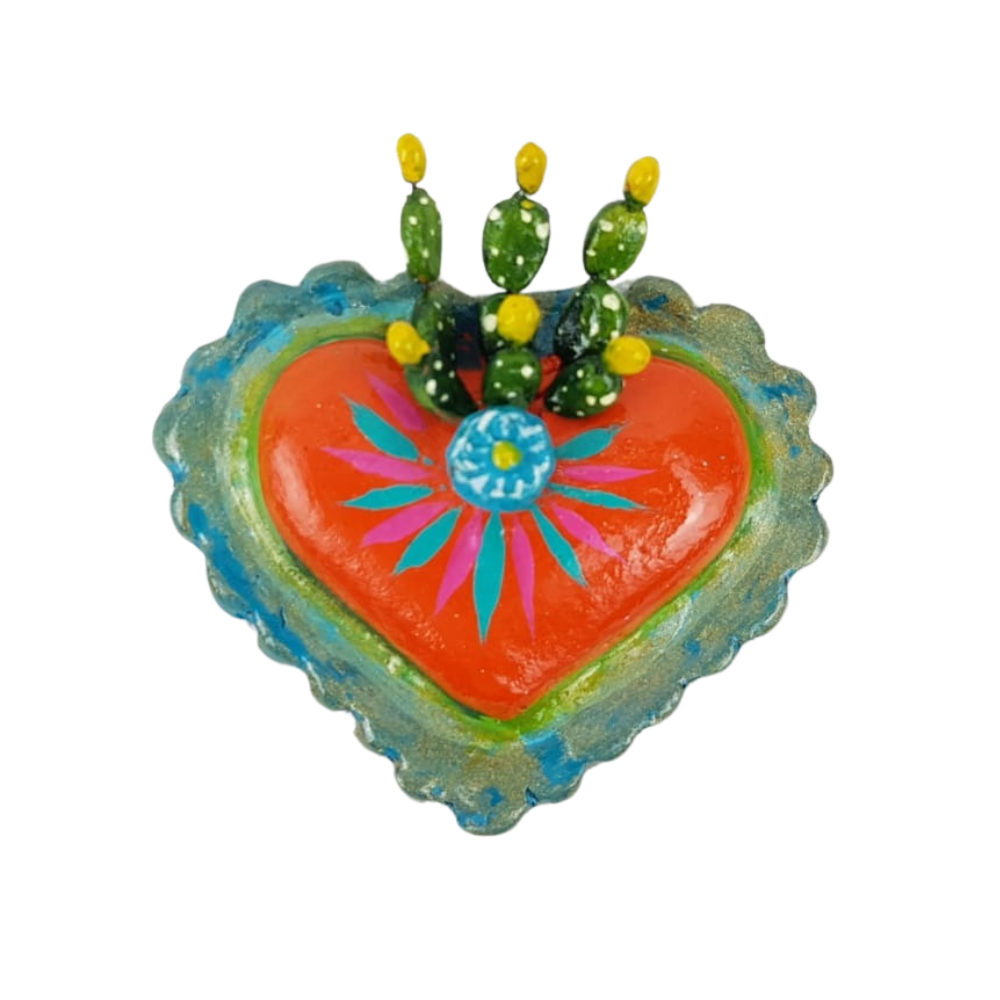 Imán de barro betus con forma  de corazón alado y milagrito