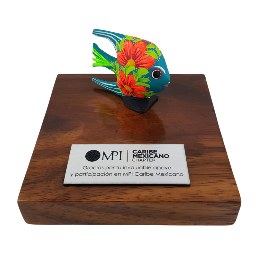 Reconocimiento con artesanía mexicana. Alebrije de madera mini en trofeo con base de madera y placa metálica personalizada
