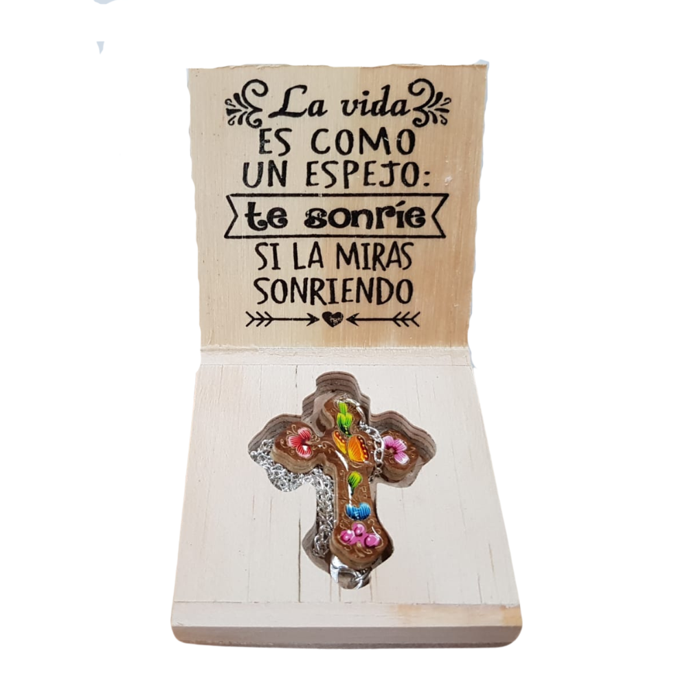 Relicario corazón o cruz en caja decorado con laca perfilada con mariposas y flores
