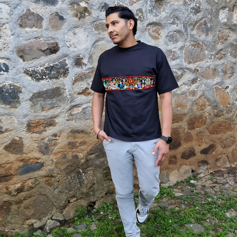 Playera mexicana noche de muertos, bordada a mano por artesanos michoacanos