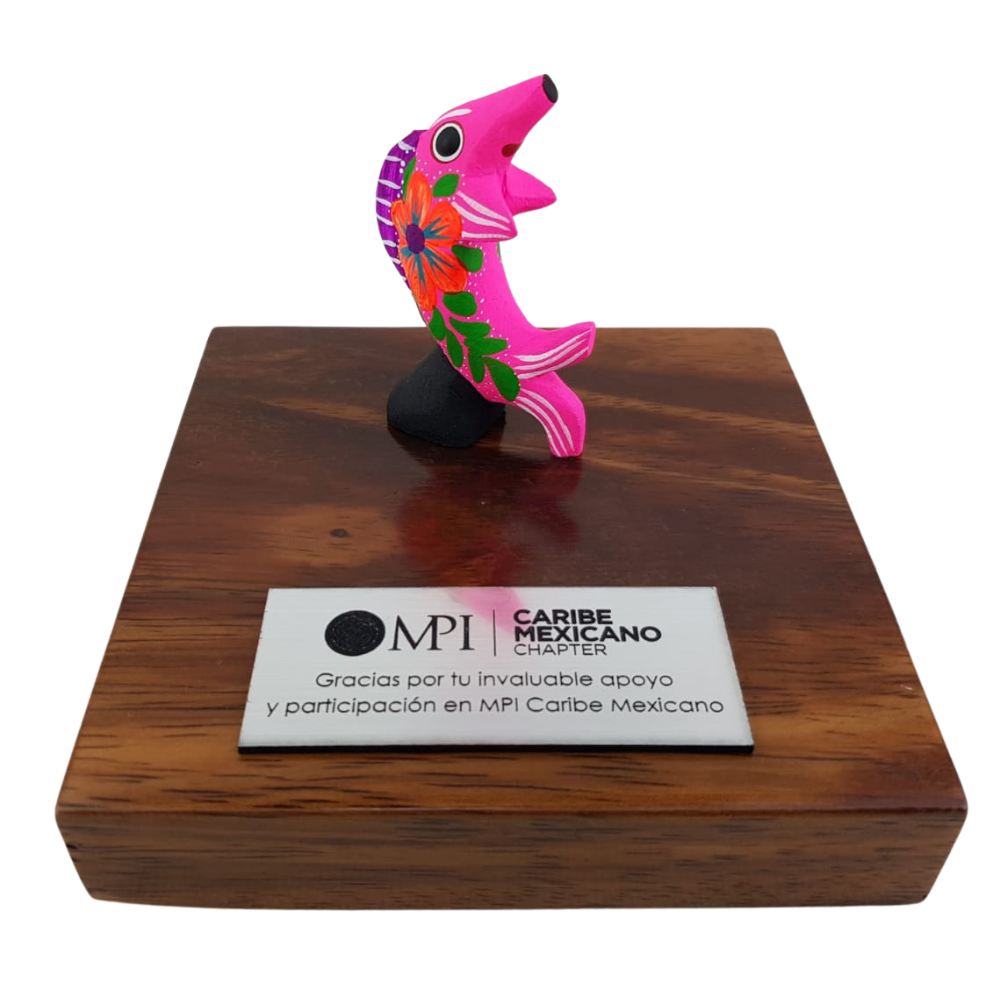 Reconocimiento con artesanía mexicana. Alebrije de madera mini en trofeo con base de madera y placa metálica personalizada