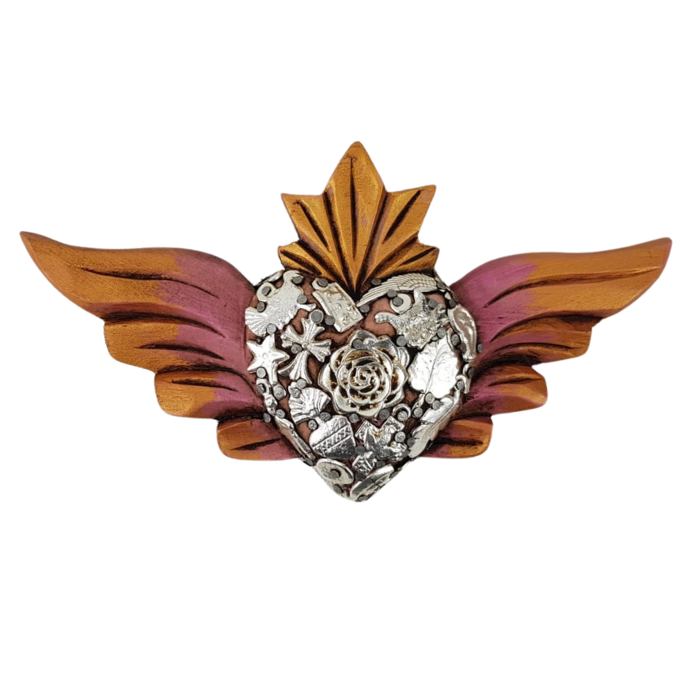 Corazón alado de madera decorado con milagritos