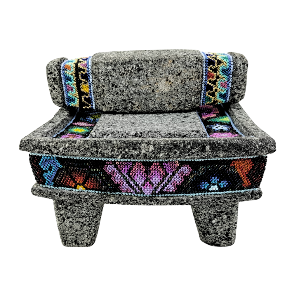 Metate de piedra volcánica con decoración wixárika