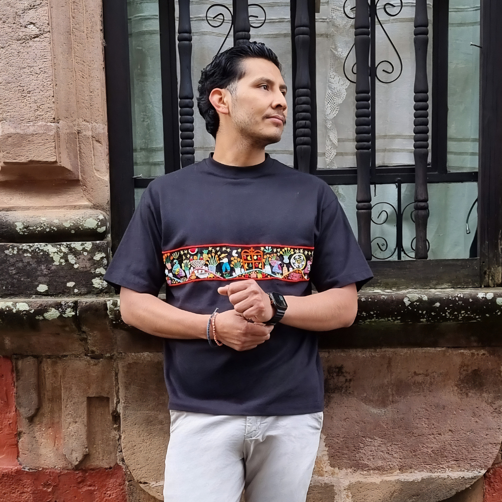 Playera mexicana noche de muertos, bordada a mano por artesanos michoacanos