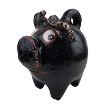 Cargar imagen en el visor de la galería, Alcancía con forma de cerdito bola hecho de barro natural
