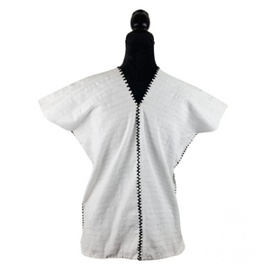 Blusa tipo huipil elaborado en San Juan Cotzocón, Oaxaca