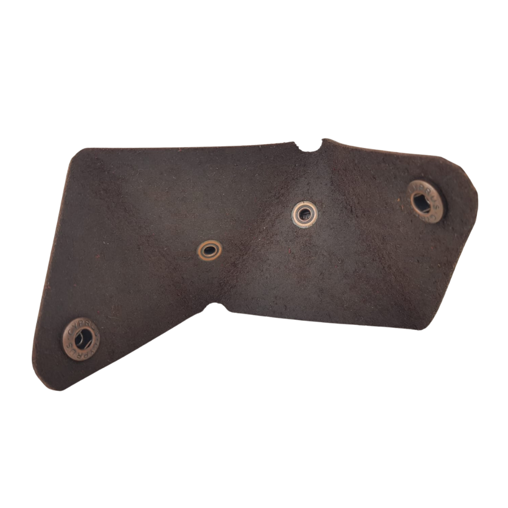 Monedero triangular de piel con broche