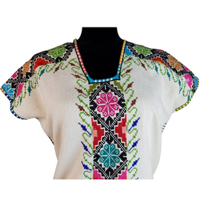 Huanengo Cocucho, blusa purépecha bordada en punto de cruz con grecas y flores.