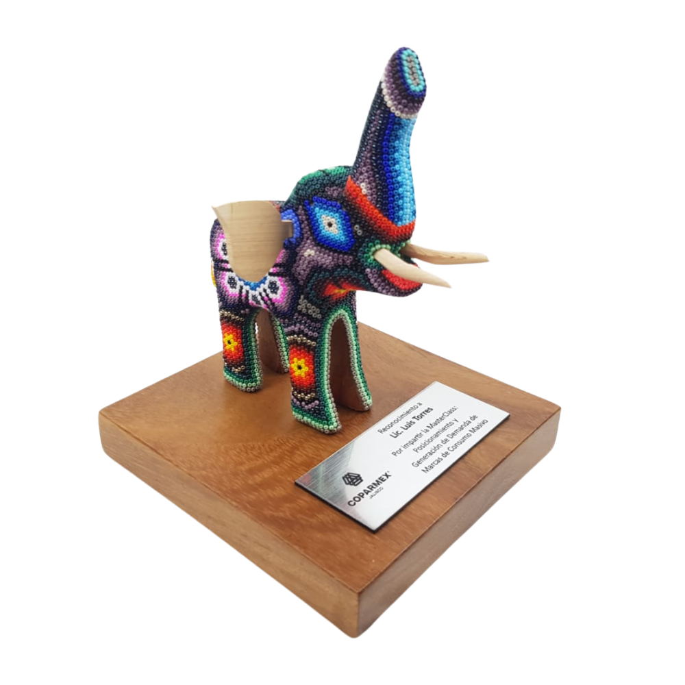 Reconocimiento con artesanía mexicana. Elefante wixárika en trofeo con base de madera y placa metálica personalizada