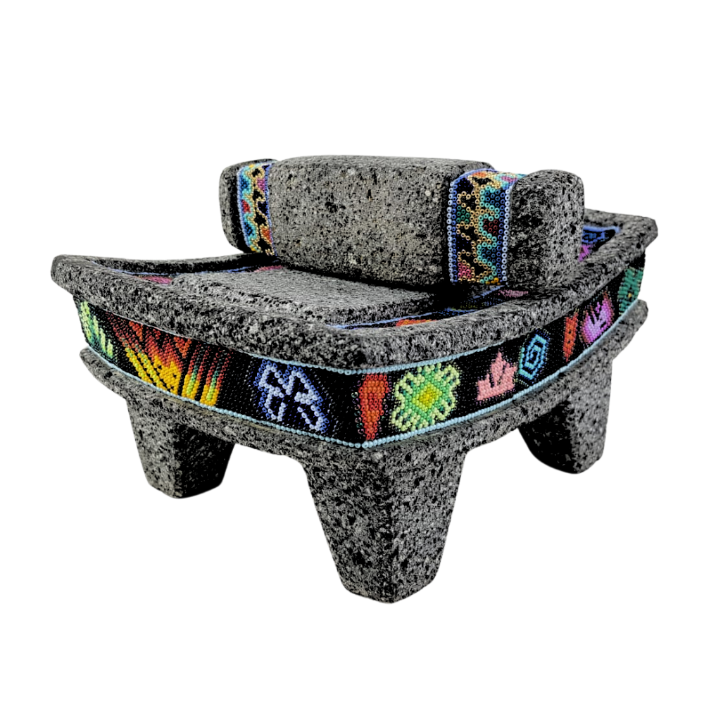 Metate de piedra volcánica con decoración wixárika