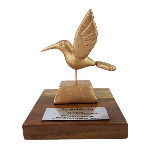 Reconocimiento con artesanía mexicana. Figura de barro, con forma de colibrí, en trofeo con base de madera y placa metálica personalizada