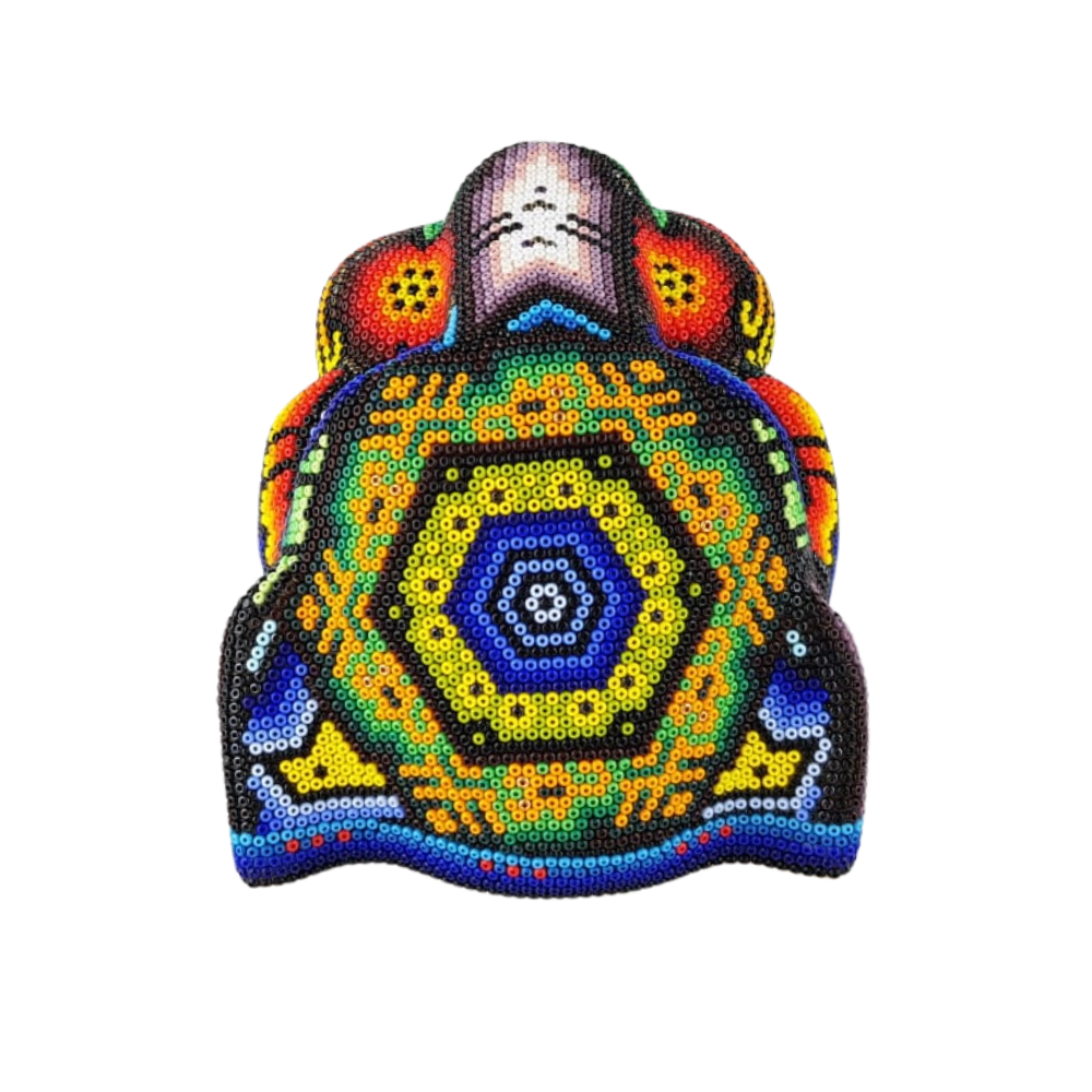 Cabeza de jaguar hecha de madera tallada a mano y decorada con motivos wixárika