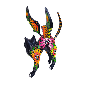 Alebrije oaxaqueño gato o perro con alas de madera copal