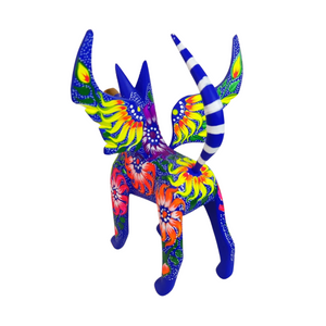 Alebrije oaxaqueño grande, perro con alas de madera copal