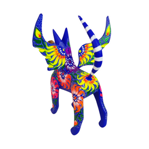 Alebrije oaxaqueño gato o perro con alas de madera copal