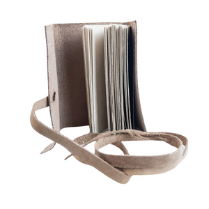 Libreta de bolsillo con hojas de papel reciclado y forro de piel costurada a mano